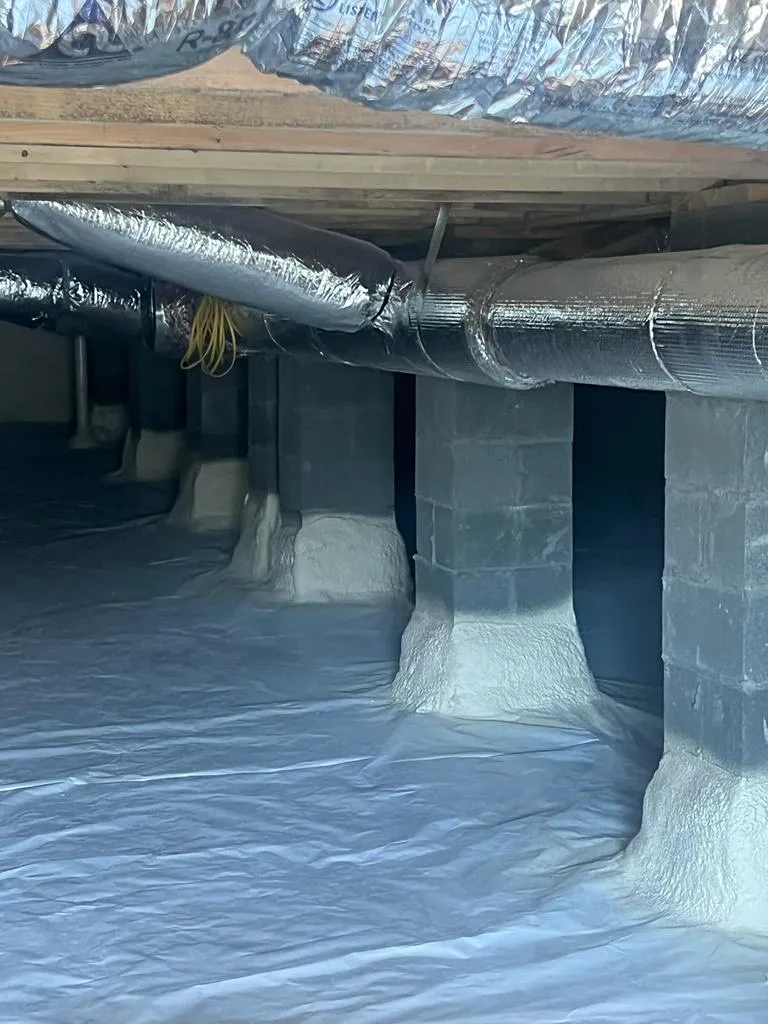 Crawl space with insulated ducts