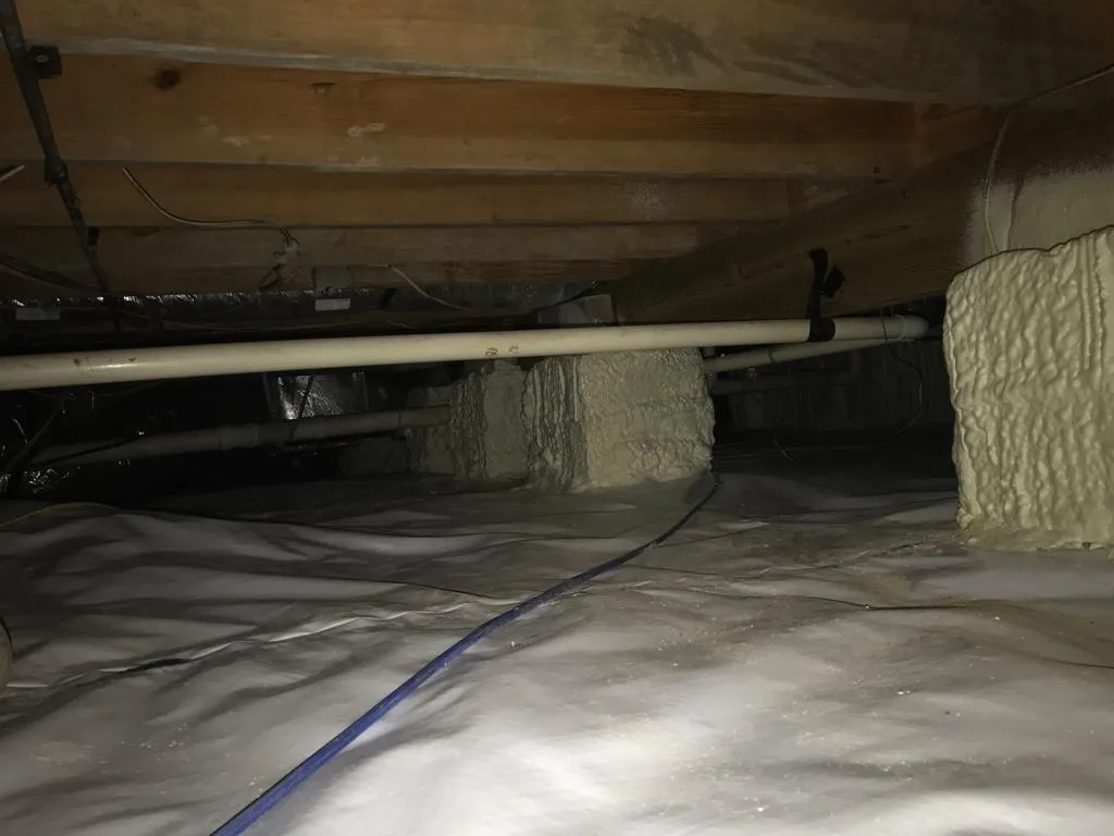 Encapsulated crawl space with vapor barrier